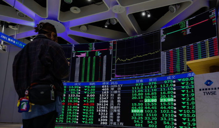 Stock Markets Fall After Oil Surges Past $100, Undermining UK Interest Rate Cut Hopes