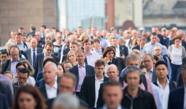 UK Pay Growth Sinks to Five-Year Low as Younger Workers Hit by Hiring Slowdown