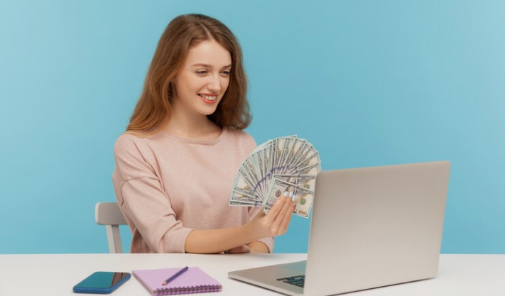 How Do Beginners Earn Money Online in the UK?