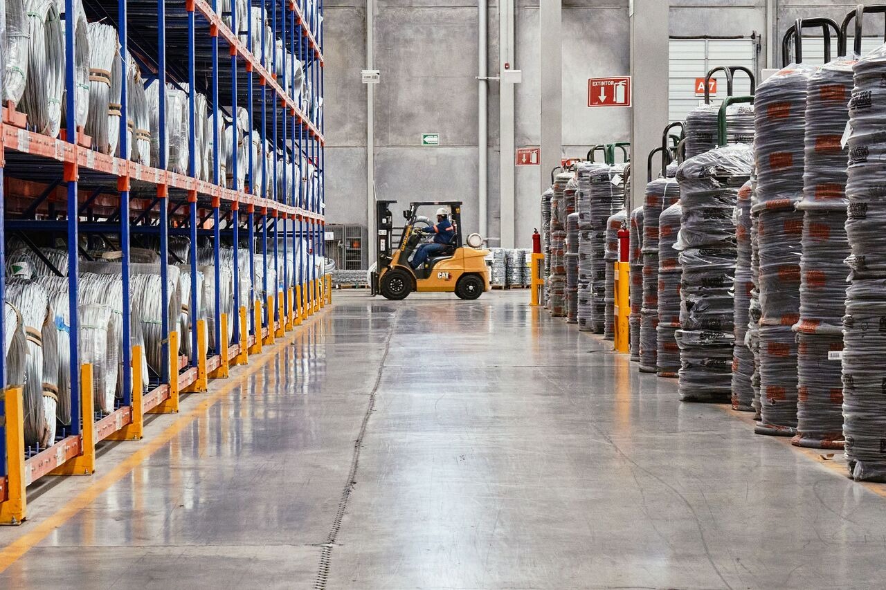 Choosing the Right Indoor Barriers for Warehouse Traffic Control